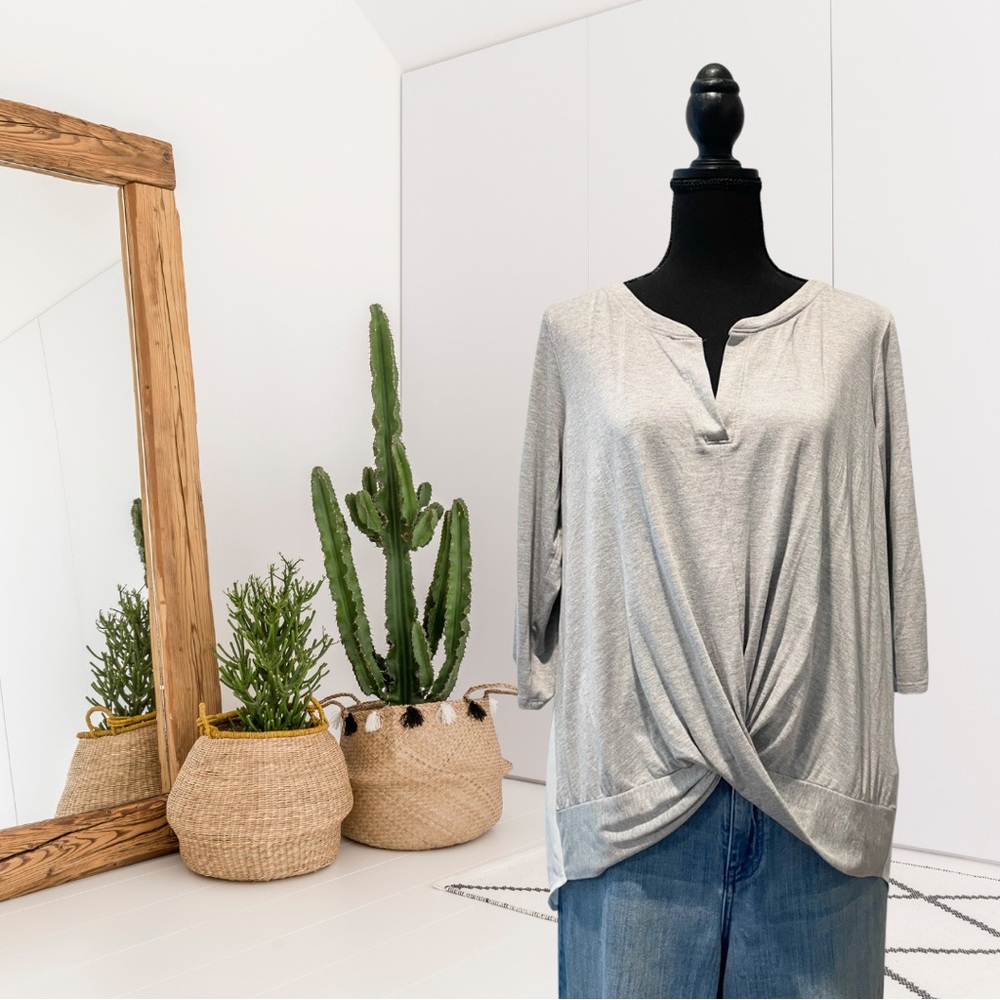 White House Black Market 3/4 Sleeve V-Neck Polyester Back Twist Front Top